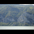 Die Straße auf der serbischen, rechten Donauseite mit Tunneln und Brücken